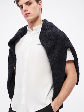 Coupe regular Chemise 'Motion' BOSS en blanc