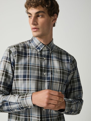 Next - Ajuste regular Camisa en gris