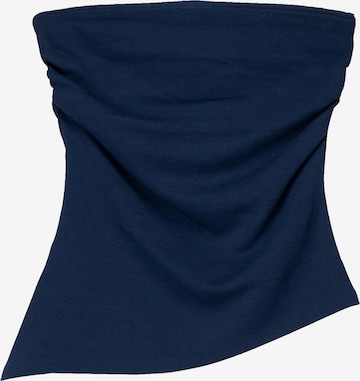 Top de la Bershka pe albastru: față