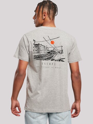 T-Shirt 'Escape Discover the World Town Train Station' F4NT4STIC en gris : devant