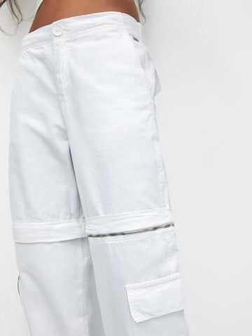 Loosefit Pantaloni cu buzunare de la Pull&Bear pe alb