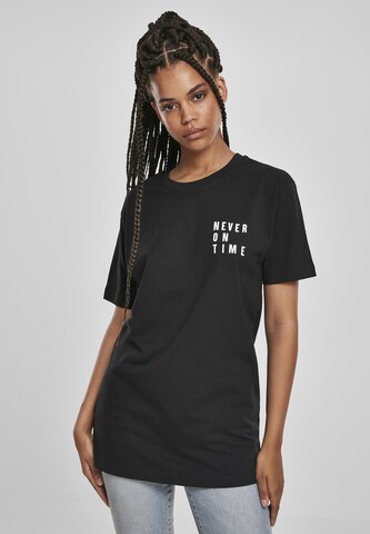 Merchcode T-Shirt 'Never On Time' in Schwarz: Vorderseite