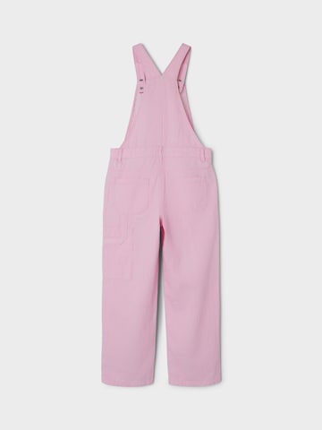 regular Pantaloni con pettorina 'DES' di NAME IT in rosa