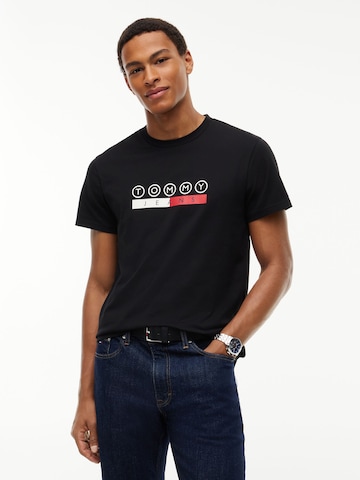 T-Shirt 'DNA PLAY' Tommy Jeans en noir : devant