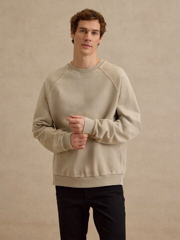 DAN FOX APPAREL Свитшот 'Yigit' в Бежевый: спереди