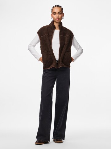 Gilet 'PCSADIA' PIECES en marron