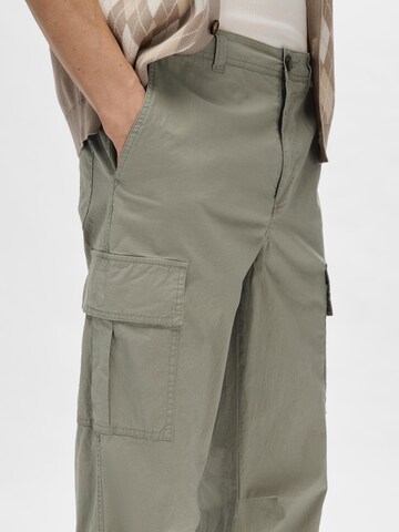 Loosefit Pantalon cargo 'Evan' SELECTED HOMME en gris