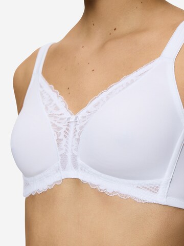 TRIUMPH T-Shirt BH 'Modern Lace + Cotton'‌‌‌‌‌‌‌‌‌ in Weiß