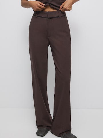 Pull&Bear Boot cut Pants in Brown: front