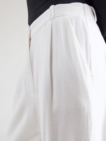 balts Abercrombie & Fitch Vaļīgs piegriezums Klasiskas bikses 'SLOANE'