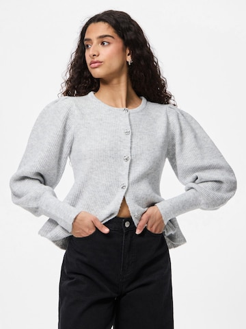 Cardigan 'PCANNIE' PIECES en gris : devant