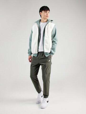 Effilé Pantalon cargo 'CLUB' Nike Sportswear en vert