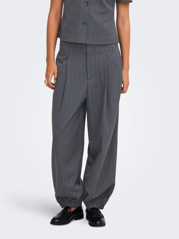 Baggy Pantaloni 'AGGIE' di ONLY in grigio: frontale