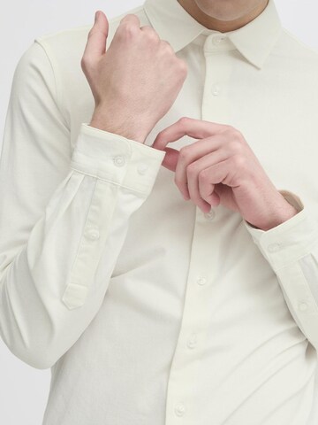 Casual Friday - Ajuste regular Camisa de negocios ' CFFOLKE ' en blanco