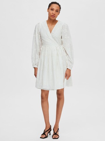 Robe Selected Femme Petite en blanc