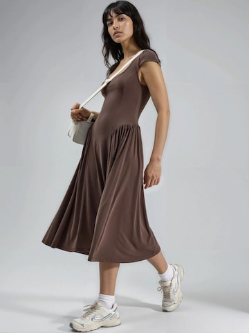 Busem - Vestido de verão em castanho