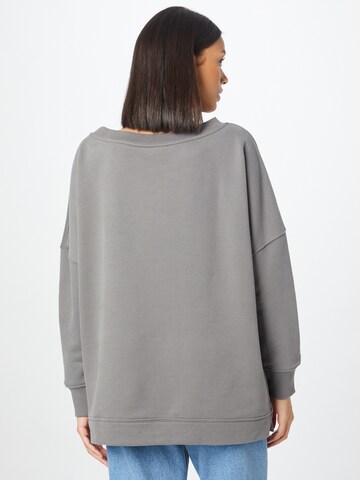 Femi StoriesSweater majica 'RIA' - siva boja