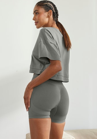 LASCANA Skinny Shorts in Grau