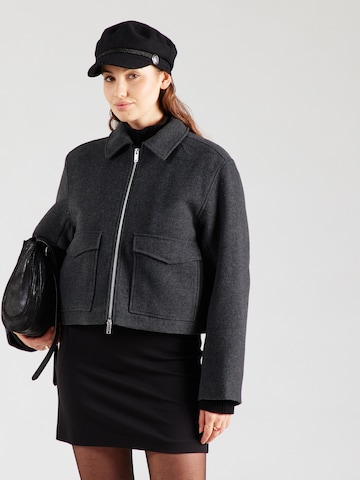 Veste mi-saison Monki en gris : devant