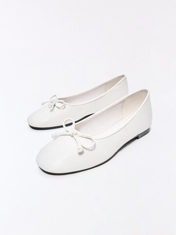 Bershka Baleriny w kolorze biały