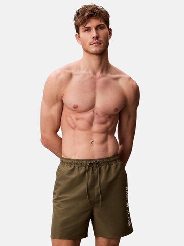 Calvin Klein Szorty kąpielowe 'CALVIN KLEIN MEDIUM DRAWSTRING Costumi da bagno' w kolorze zielony: przód
