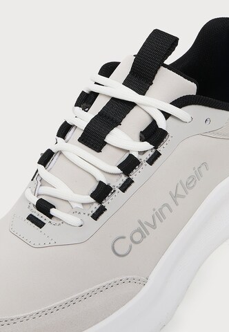 Calvin Klein Sneaker 'ESS' in Grau