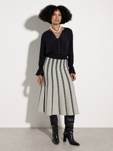 Apricot Abstract Stripe Knitted A-Line Midi Skirt ' ' in Schwarz: Vorderseite