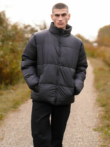 Giacca di mezza stagione ' Puffer Jacket ' di TEESHOPPEN in nero