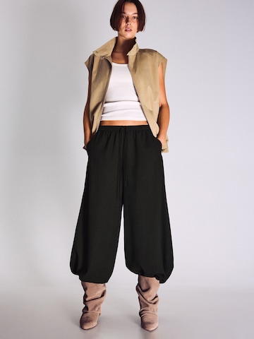 Bershka Barrel Housut värissä musta