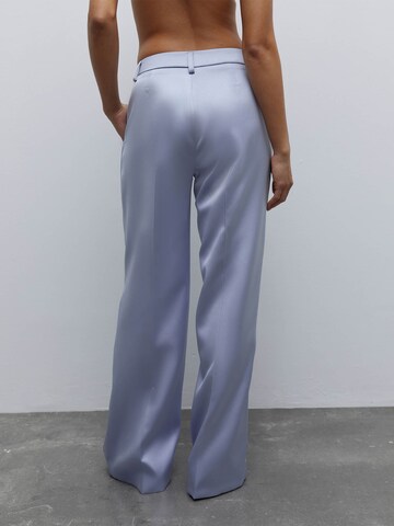 Flared Pantaloni con piega frontale di Fleur by Kaviar Gauche in blu