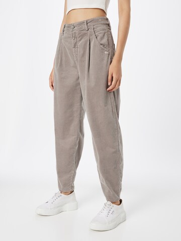 Gang Tapered Pleat-Front Pants 'Silvia' in Beige: front