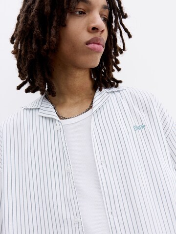 Fit confort Chemise Pull&Bear en blanc