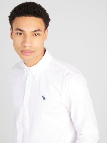 Coupe regular Chemise Abercrombie & Fitch en blanc