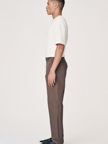regular Pantaloni chino di Next in marrone