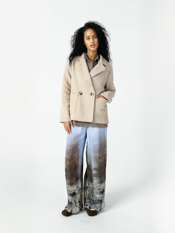 Coster Copenhagen Välikausitakki ' Sienna ' värissä beige