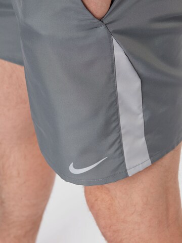 NIKE Normální Sportovní kalhoty – šedá