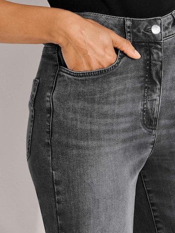 MADELEINE Regular Jeans in Grey