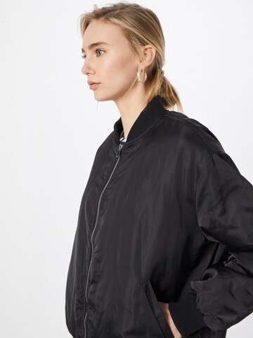 Veste mi-saison 'Elsa' Gina Tricot en noir