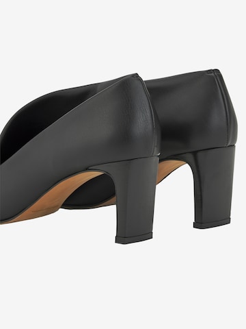 Adolfo Dominguez Pumps in Black