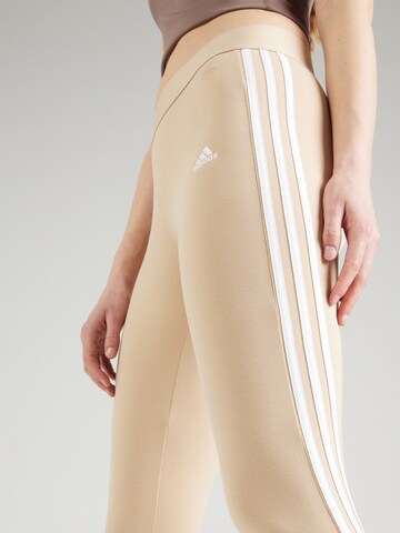 smėlio ADIDAS SPORTSWEAR Siauras Sportinės kelnės 'Essential'