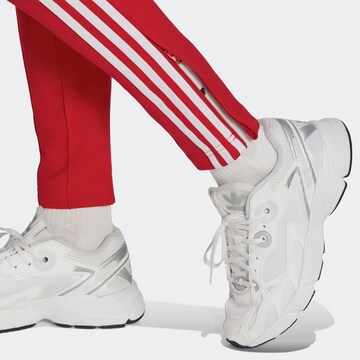 ADIDAS ORIGINALS Slimfit Broek in Rood