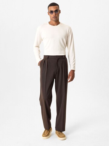 Antioch Regular Pleat-front trousers in Brown