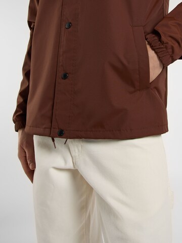 DICKIES Regular Fit Overgangsjakke 'Oakport Coach' i brun
