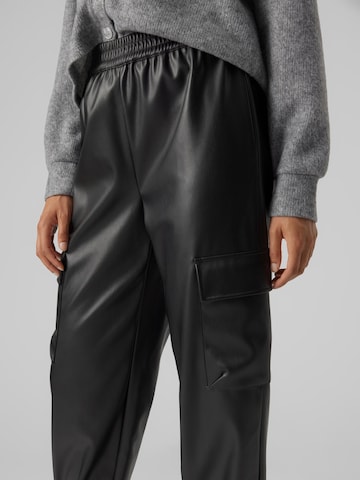 VERO MODA Tapered Cargo Pants 'SOF' in Black