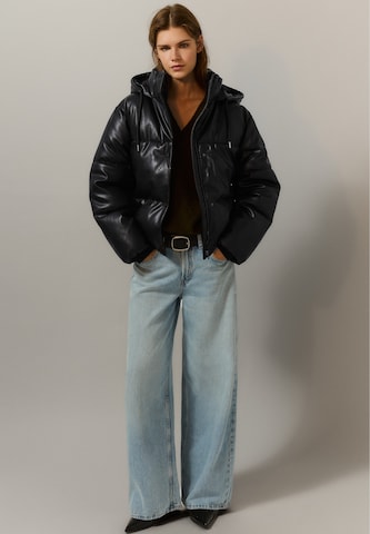 Pull&Bear Zimska jakna | črna barva: sprednja stran