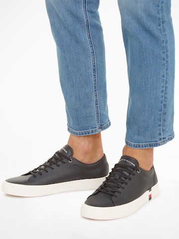 TOMMY HILFIGER Sneaker in Schwarz