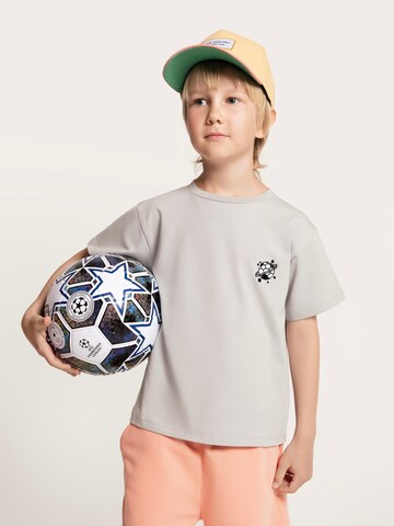 SATURNDAY Shirt 'Fußball' in Grijs: voorkant