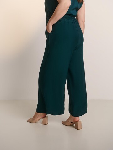 Guido Maria Kretschmer Curvy - Pierna ancha Pantalón 'Janay' en verde