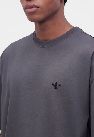 ADIDAS ORIGINALS - Camiseta en gris