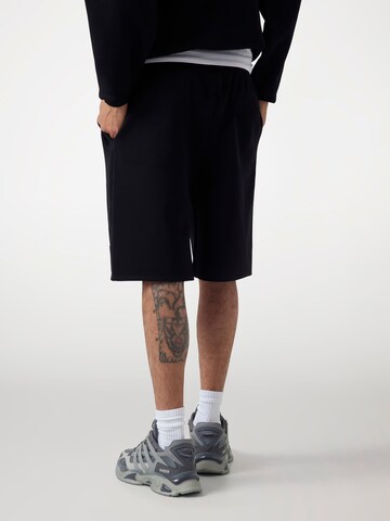 GUESS Loosefit Shorts in Schwarz